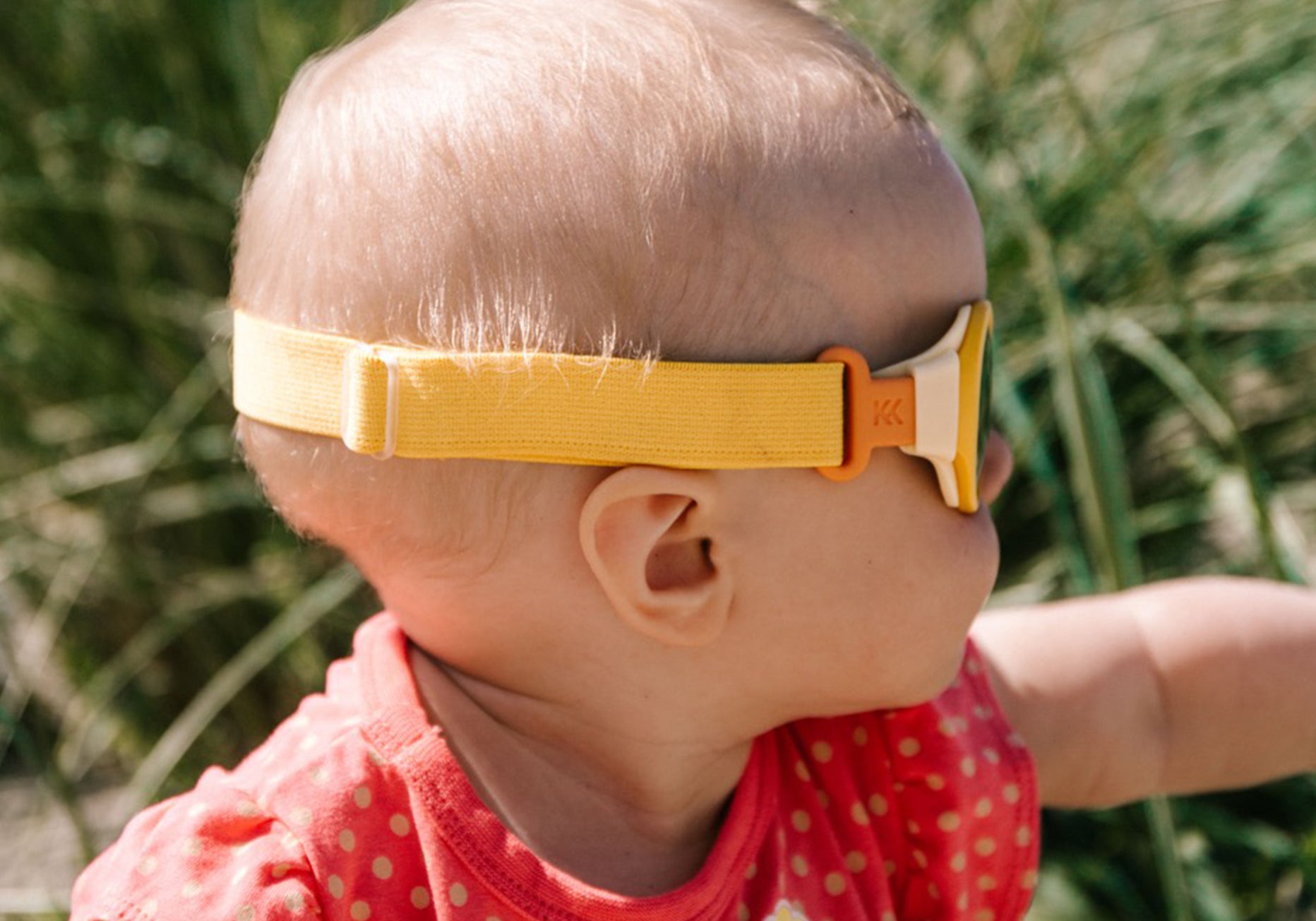 Jente med gult hodebånd og Mokki Solbriller