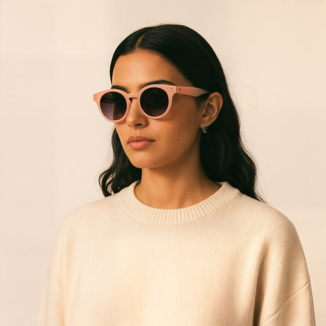 Kvinne med rosa solbriller fra Mokki