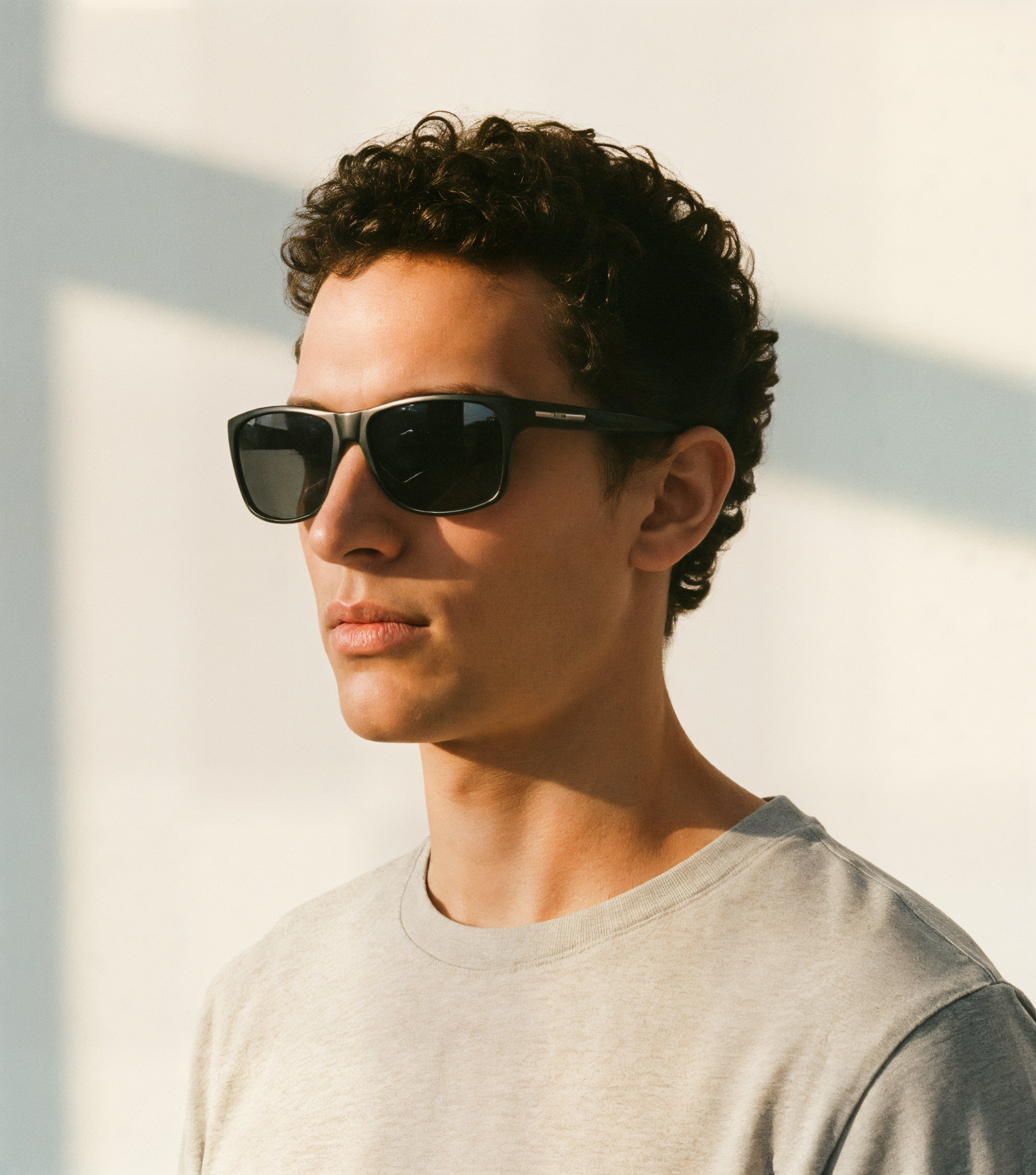 Mann med Mokki-solbriller