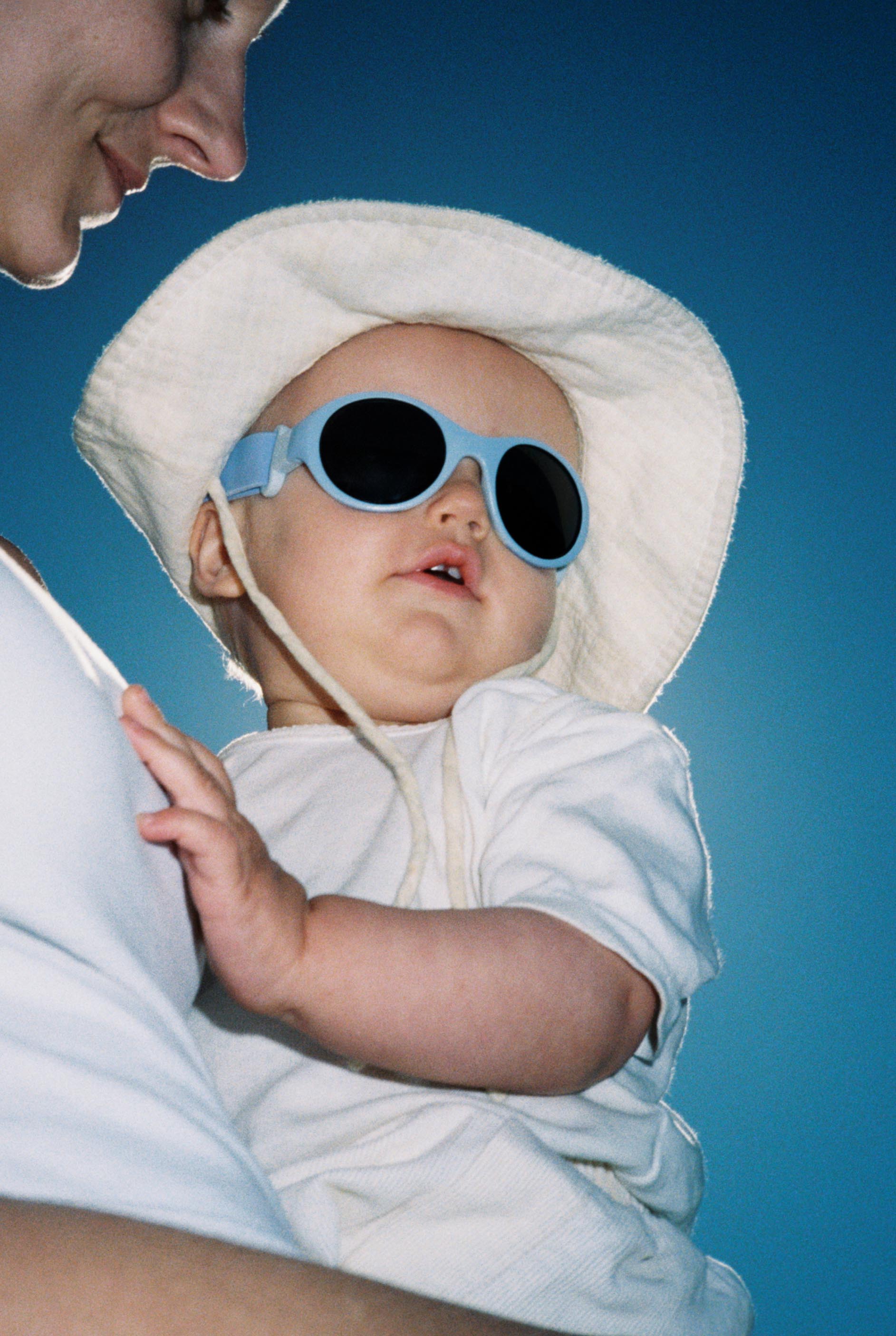 Little boy wearing Mokki Click & Change sunglasses in the color blue