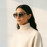 Kvinne med Mokki-solbriller i ekte tre