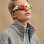 Kvinne med Mokki Sporty Revo Lens-solbriller i hvitt