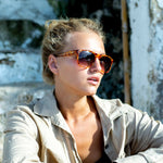 Kvinne med Mokki-solbriller