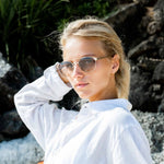 Kvinne med Mokki-solbriller