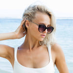 Kvinne med Mokki-solbriller