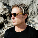 Mann med Mokki-solbriller