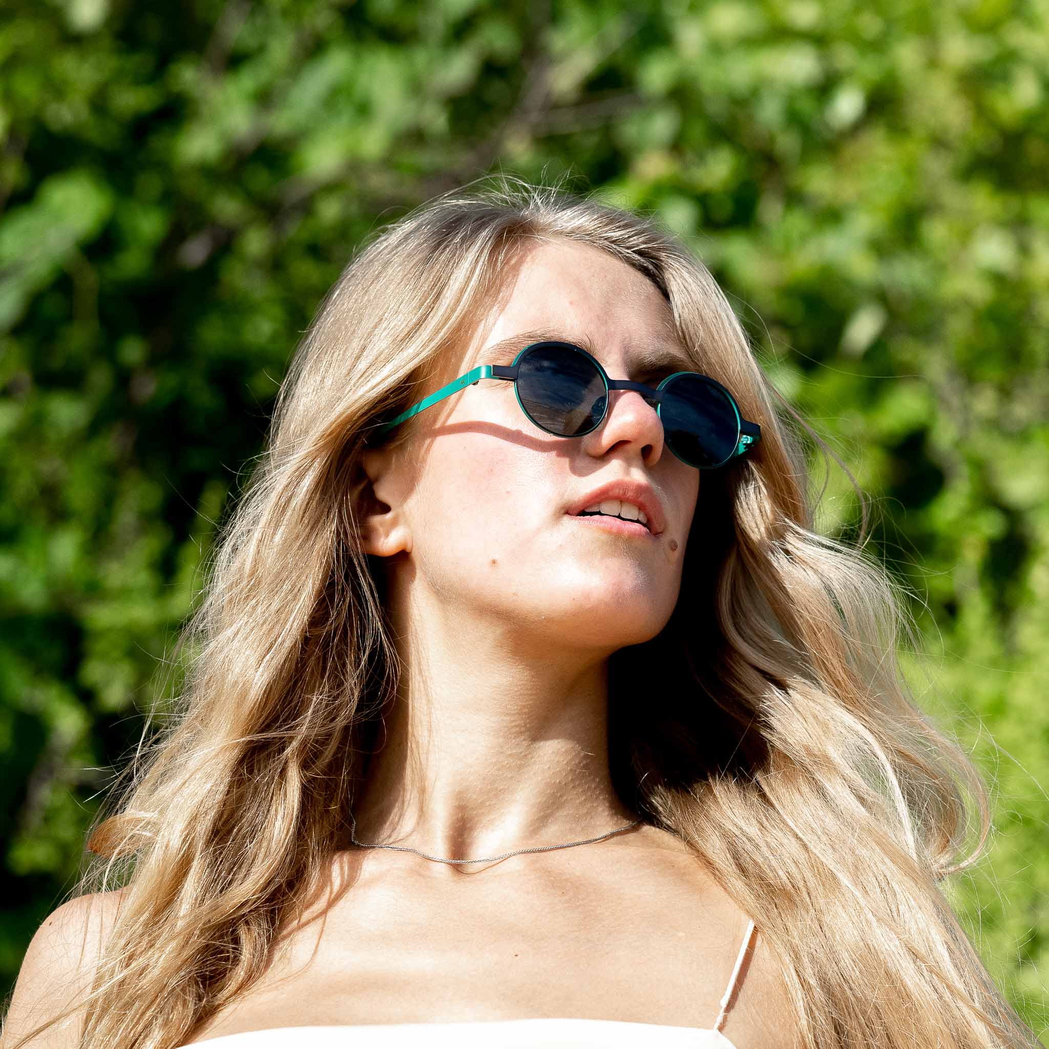 Kvinne med Mokki-solbriller