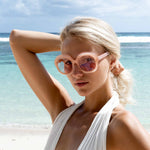 Kvinne med Mokki-solbriller