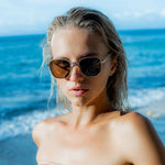 Kvinne med Mokki-solbriller