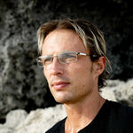 Man wearing Mokki reading glasses