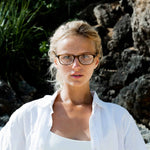 Kvinne med Mokki gullsolbriller