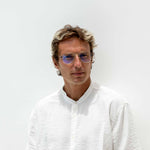 Man wearing Mokki aviator reading glasses