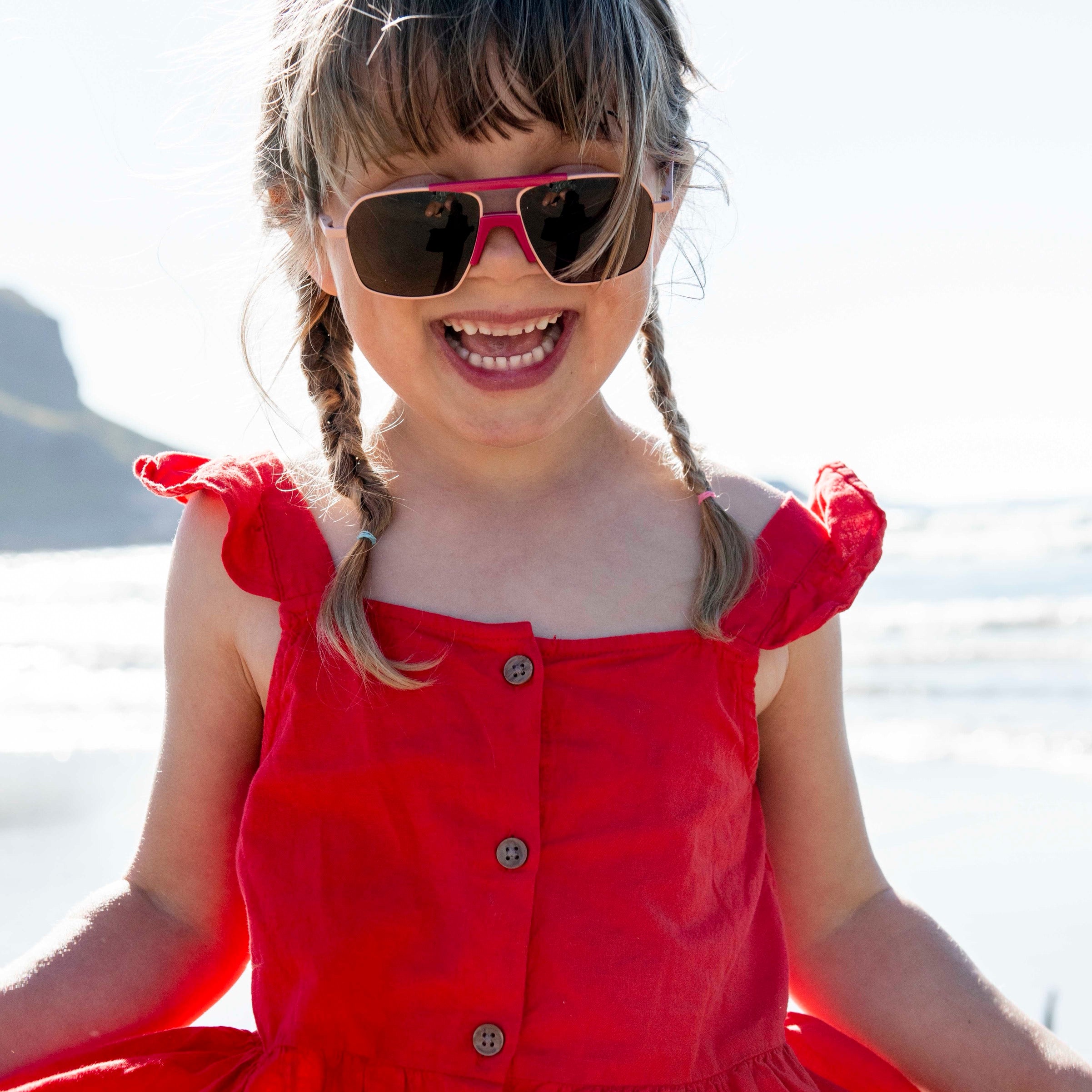 Girl with Mokki Small 70s sunglasses in pink