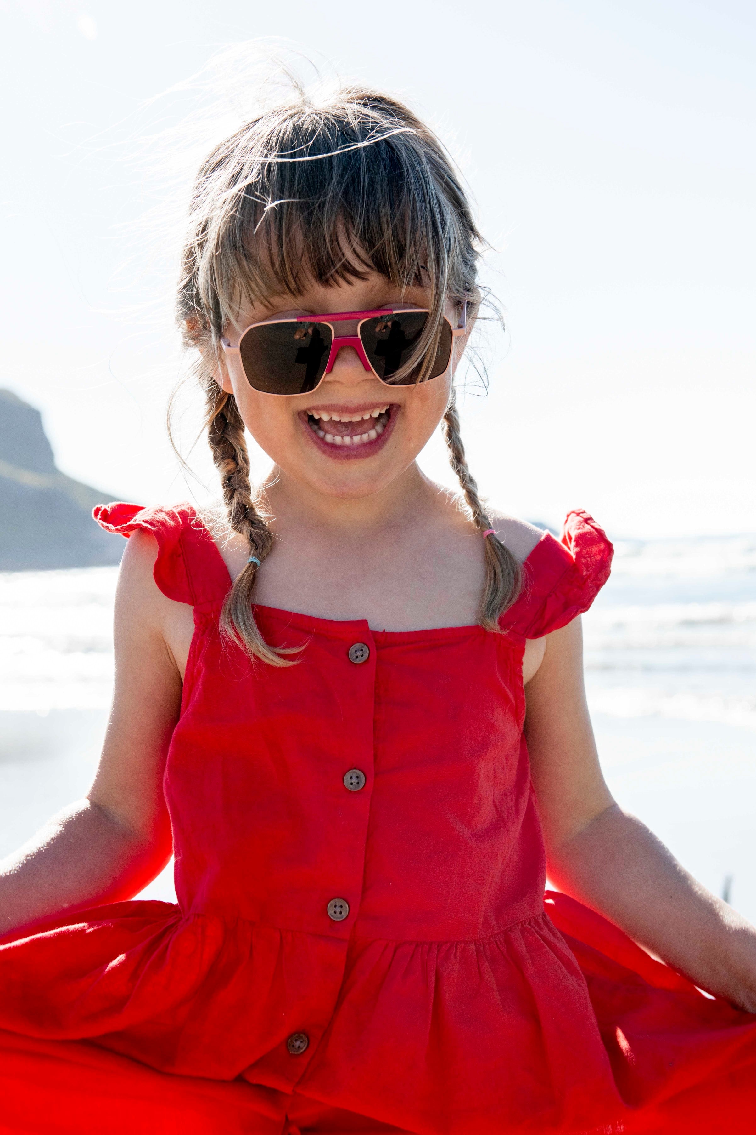 Girl with Mokki Small 70s sunglasses in pink